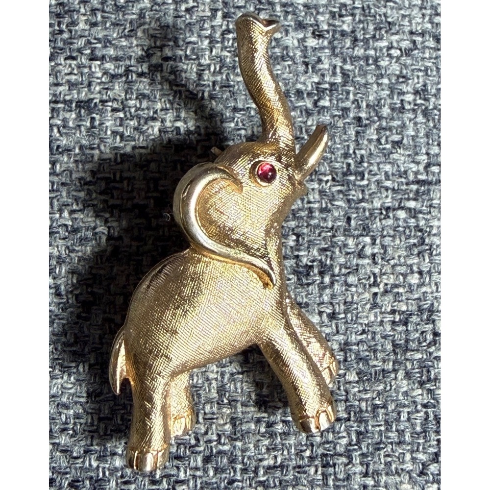 VTG‎ Crown Trifari Gold Elephant Pin Brooch Ruby Red Eye Rhinestone Textured